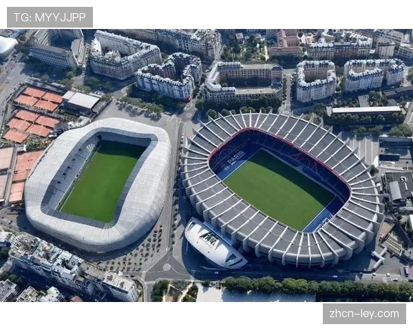 极端降雨导致巴黎王子公园球场部分看台漏水,比赛未中断 极端降雨导致巴黎王子公园球场部分看台漏水,比赛未中断